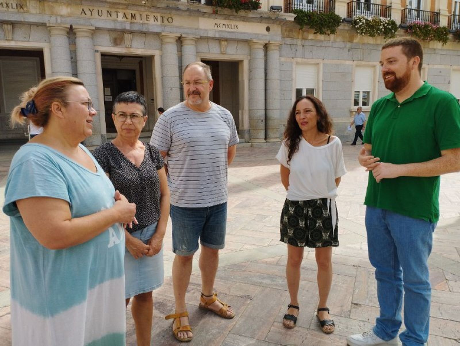 Silvia Zambrano (segunda por la derecha) junto con Alejandro García en el encuentro con las trabajadoras de la dependencia.