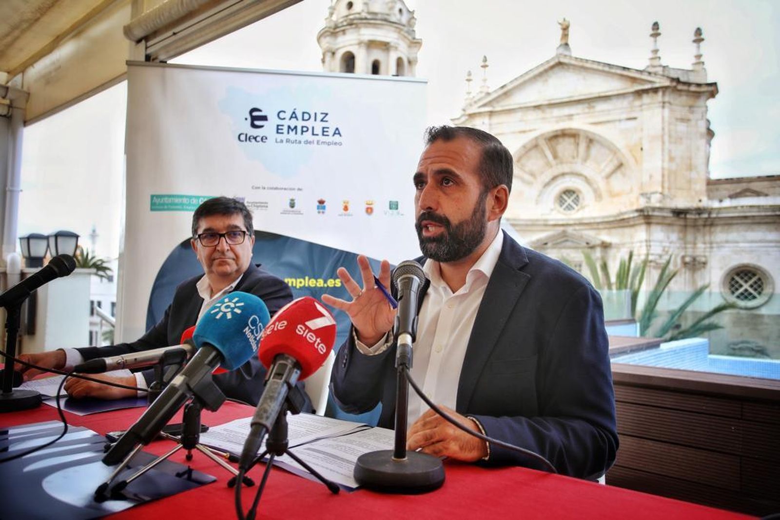 Kader Miguel Djebbour (derecha) y Javier Gallego Trigo (izquierda), durante la rueda de prensa de esta mañana en Cádiz.
