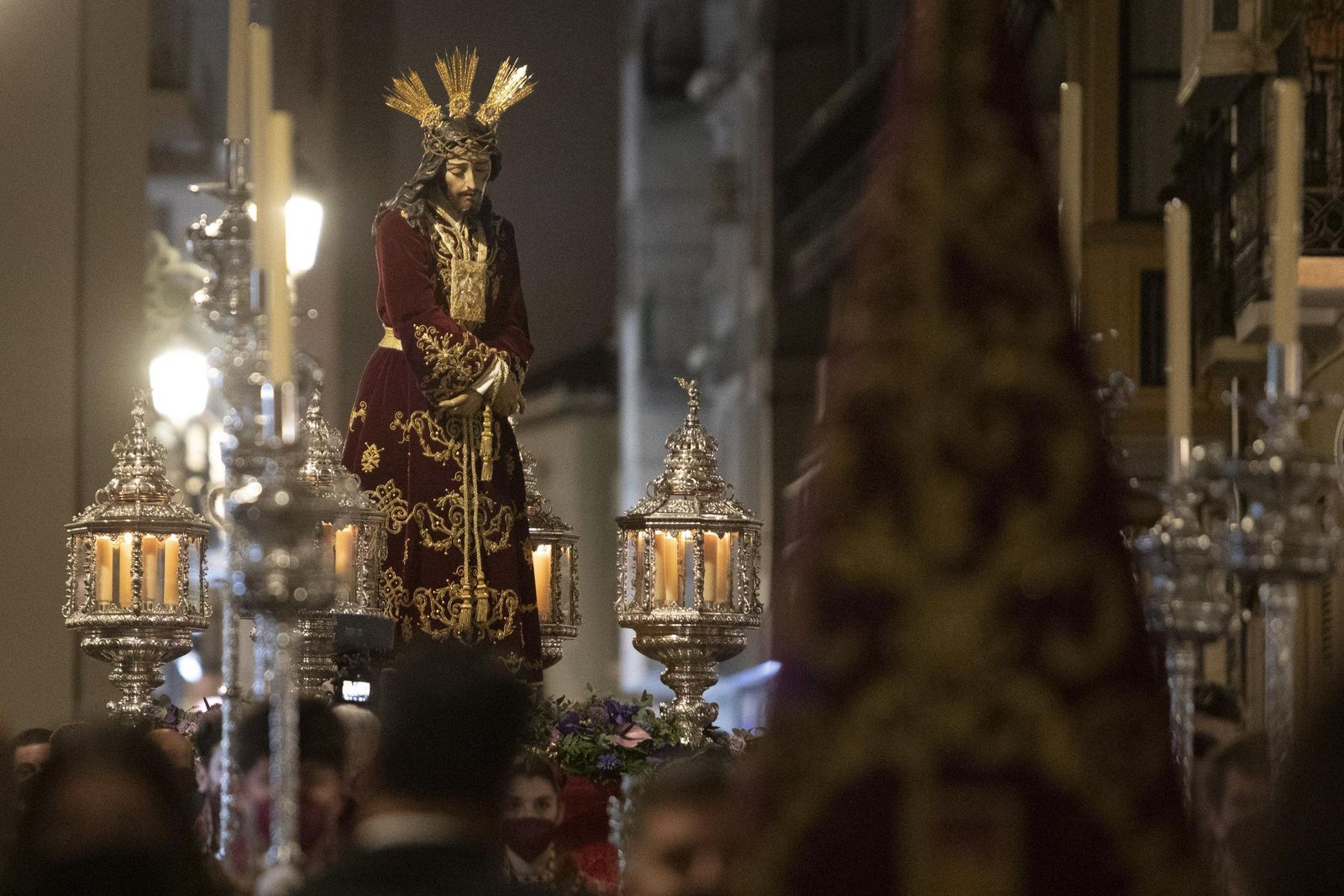 Los vía crucis del Viernes de Dolores, en imágenes