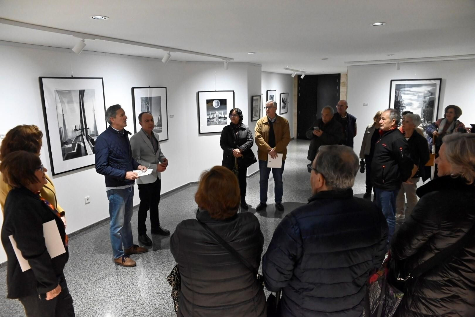 La exposición por los 40 años de trayectoria de José Domínguez en Cajasur, en imágenes