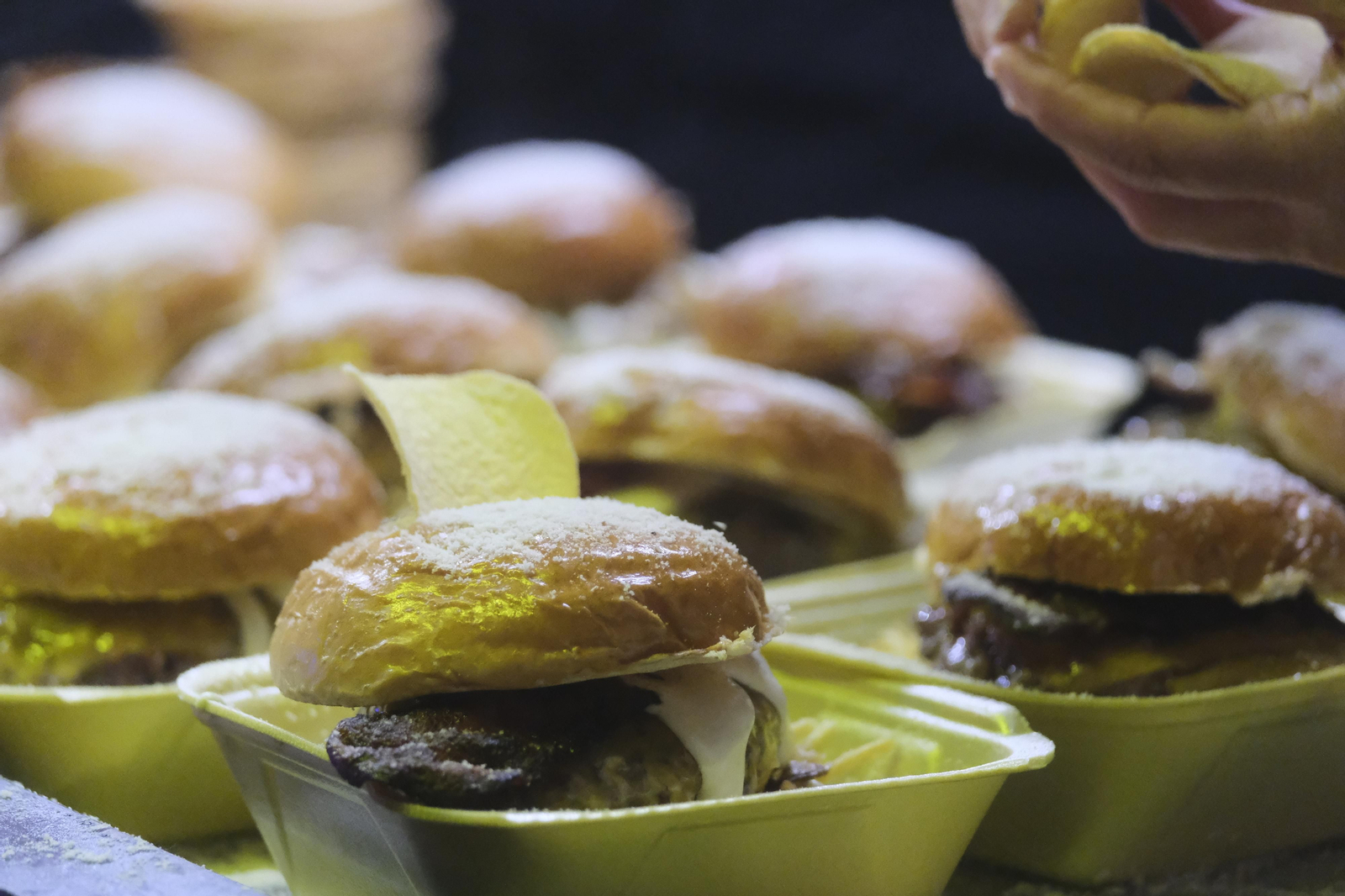 Neón y brasas en El Vial: el lleno absoluto de The Champions Burger en Córdoba Neón y brasas en El Vial: el lleno absoluto de The Champions Burger en Córdoba