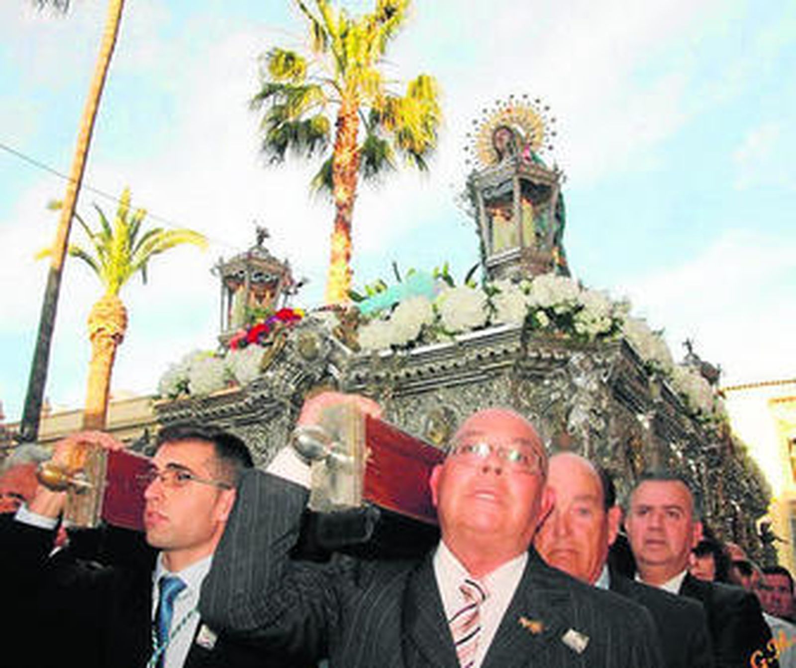 La Virgen del Río fue portada por todos aquellos que así lo desearon.