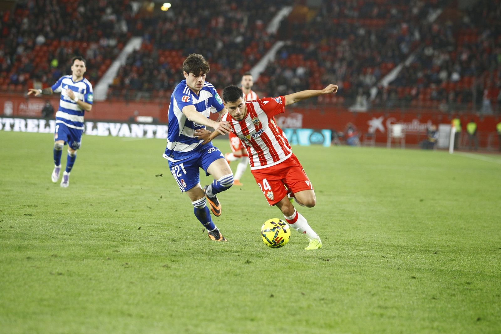 Robertone se marcha en carrera ante la presión de un rival durante el encuentro ante el Granada.