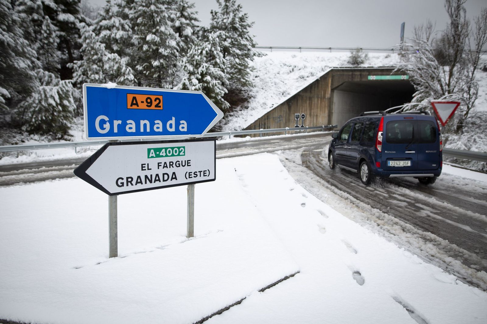 Las imágenes de la nevada sorpresa caída este lunes en Granada