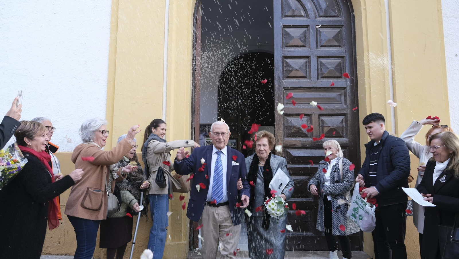 Roque y Carmen recibieron pétalos a la salida de la iglesia de San Roque.