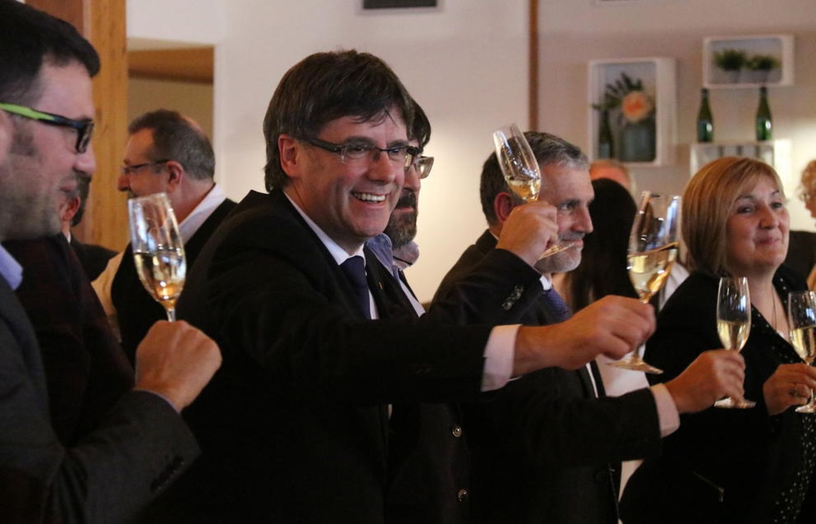 Carles Puigdemont brindando con cava.