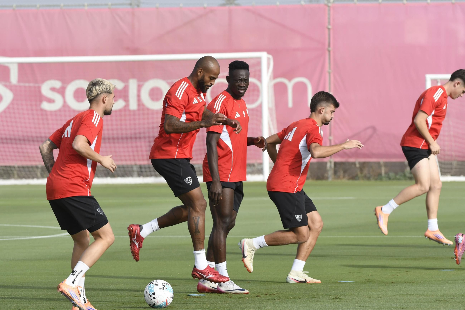 Januzaj, Marcao, Akor Adams y Kike Salas, en un entrenamiento.
