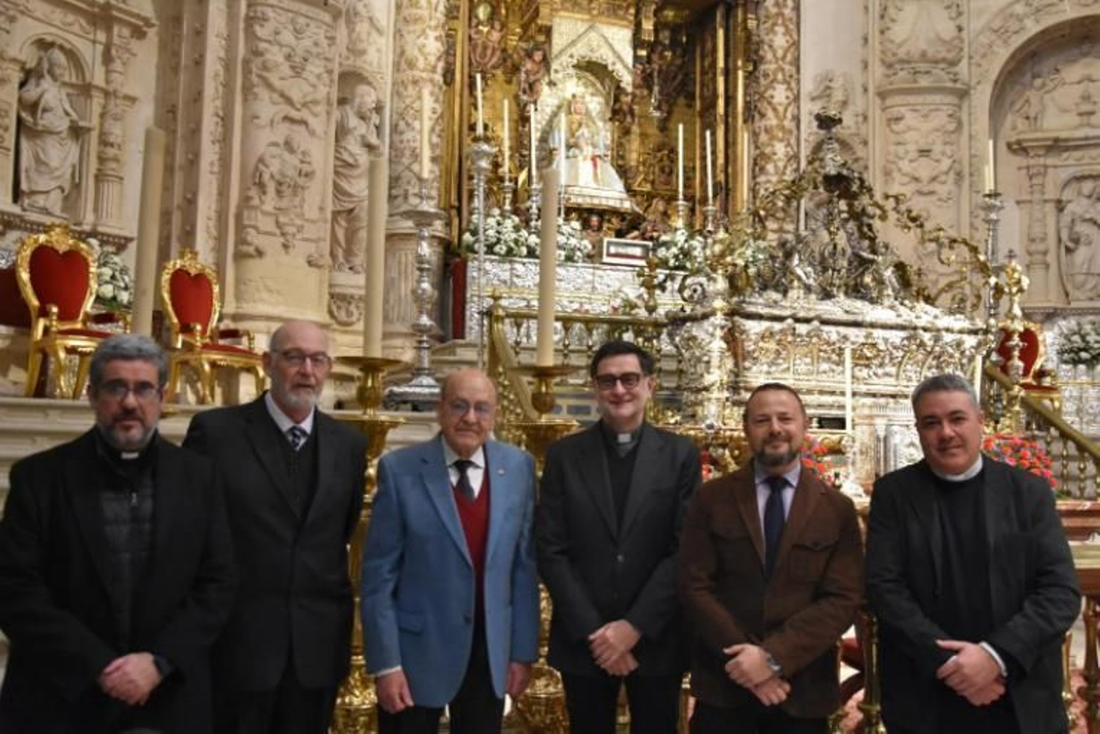 Los promotores de la iniciativa ante la Virgen de los Reyes