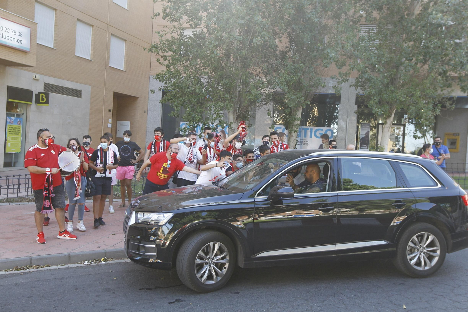 Fotogalería de la afición del Almería antes del partido ante el Girona