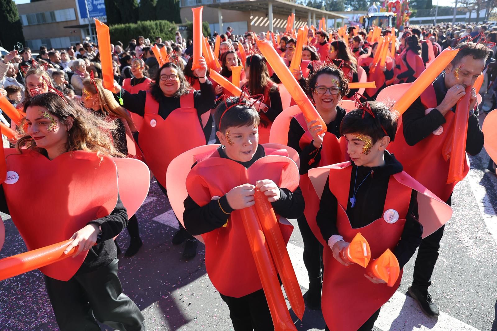 Fotografías de la salida de la Cabalgata de Reyes Magos de Huelva este 2026 por las calles de la ciudad