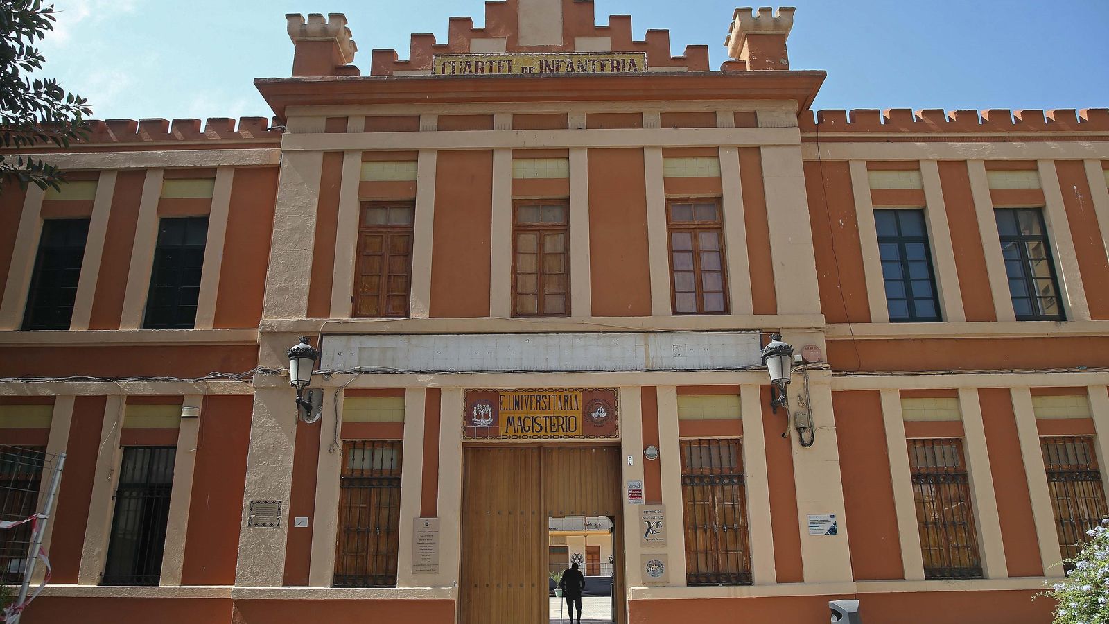 Fachada del Complejo Educativo Ballesteros de La Línea