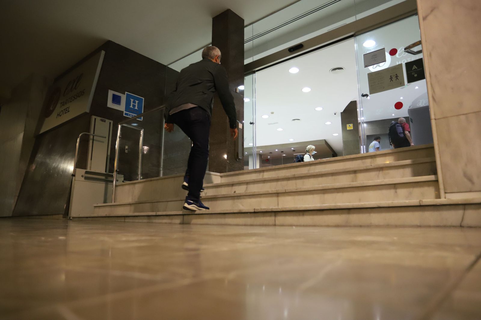 Entrada a un céntrico hotel de Huelva.
