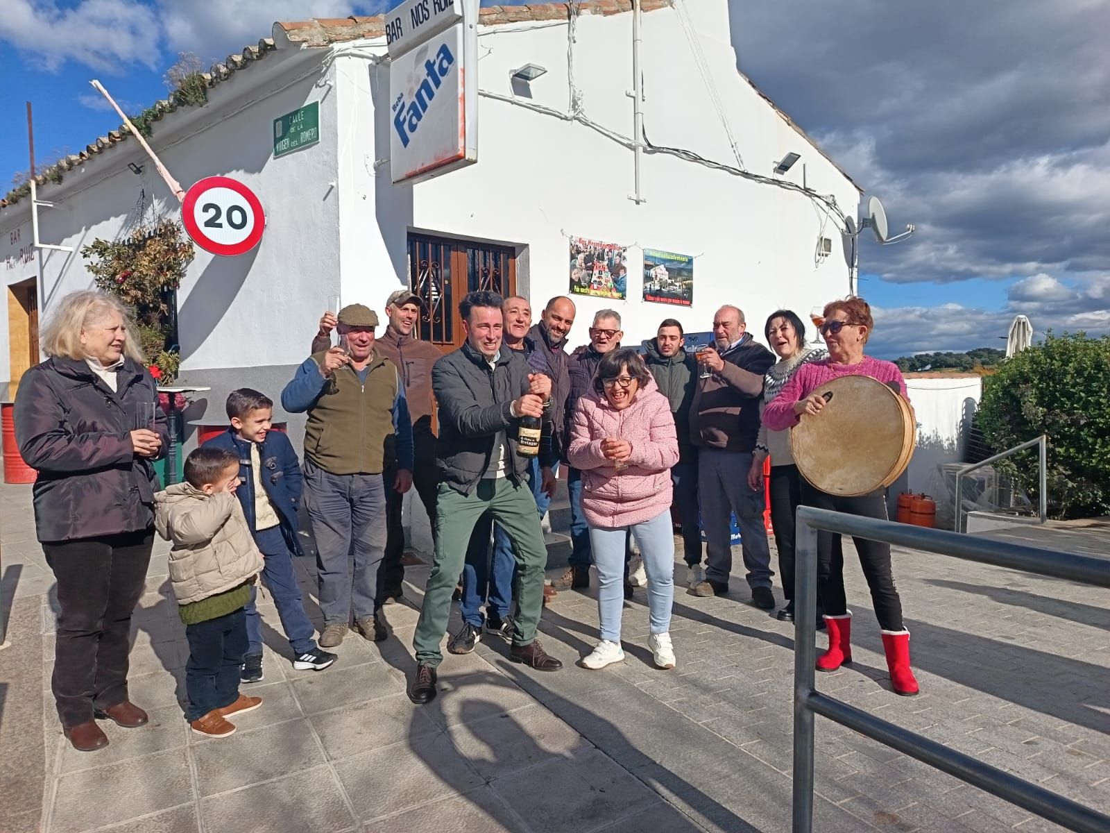 Fiesta en la aldea de Azuel.