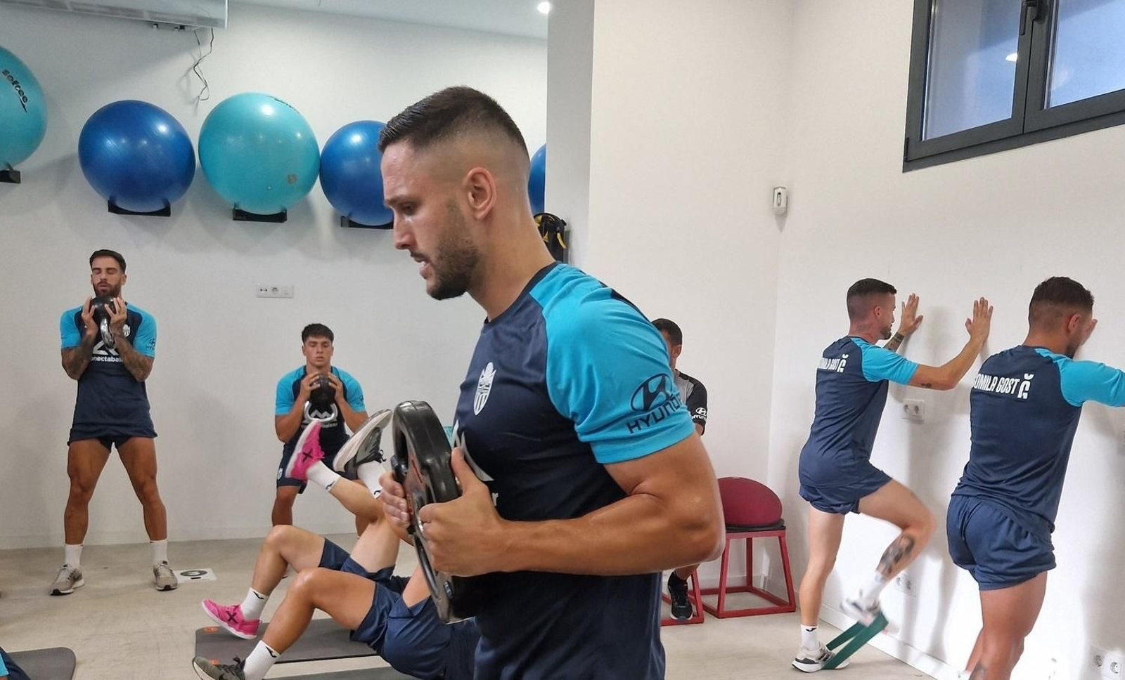 Florin Andone, durante el entrenamiento del Atlético Baleares.