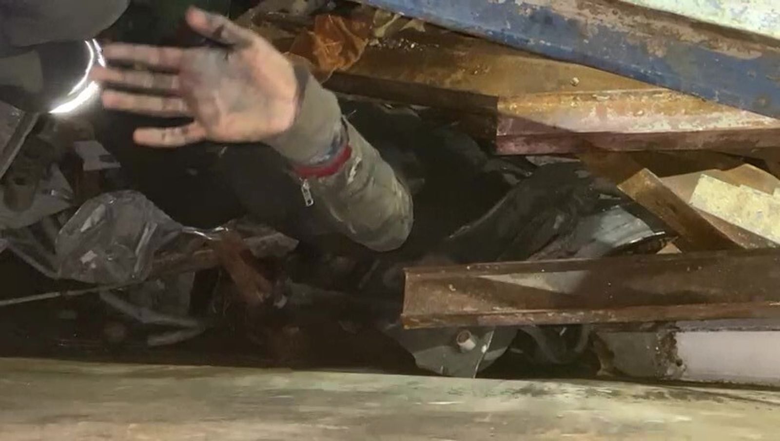 Uno de los jóvenes, atrapado entre la chatarra en la que se intentaban ocultar.