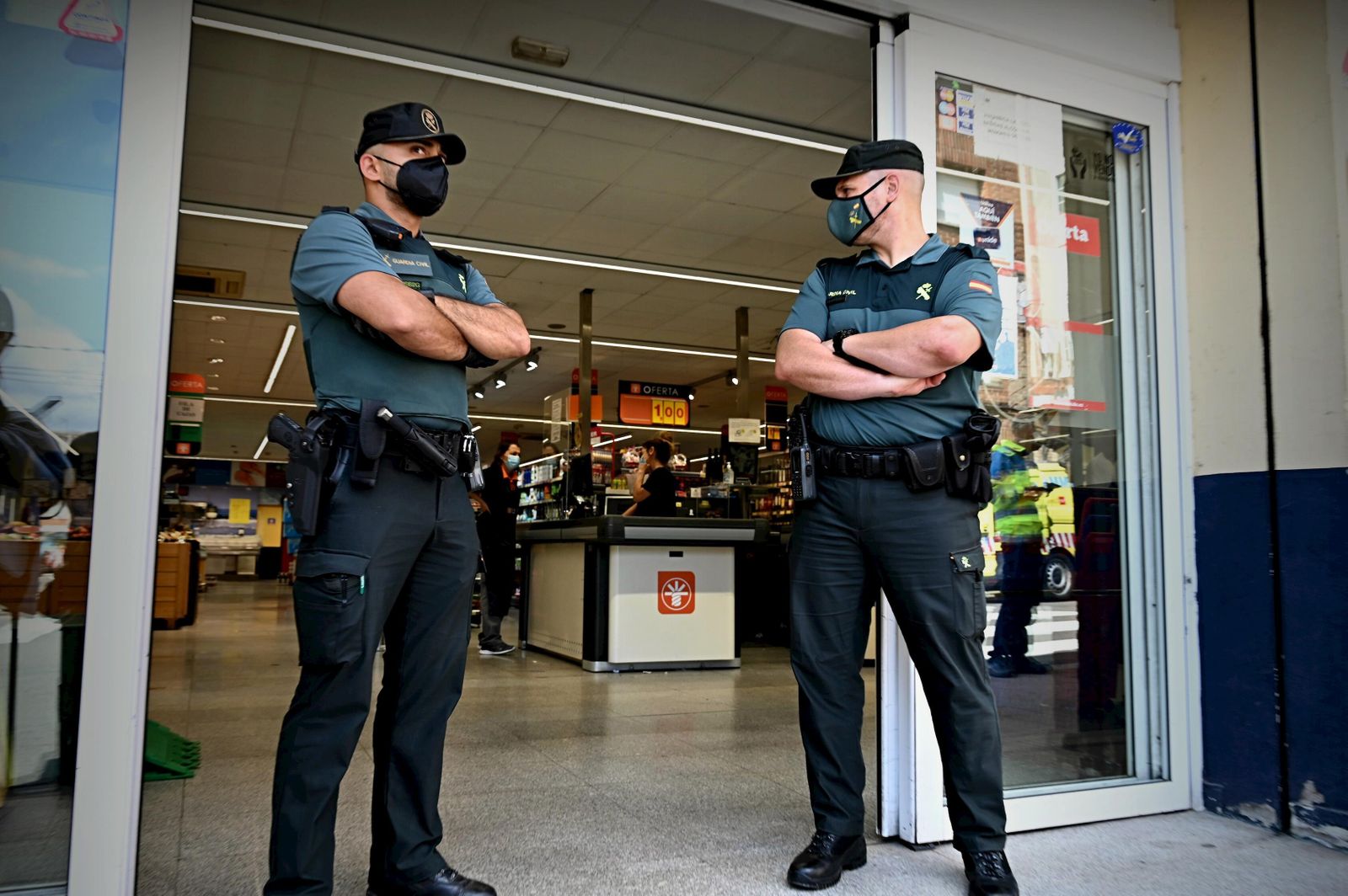 Dos agentes de la Guardia Civil en el supermercado donde tuvo lugar la primera agresión