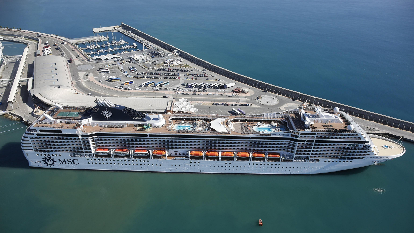 Vista aérea de la estación de cruceros, en el dique de Levante.