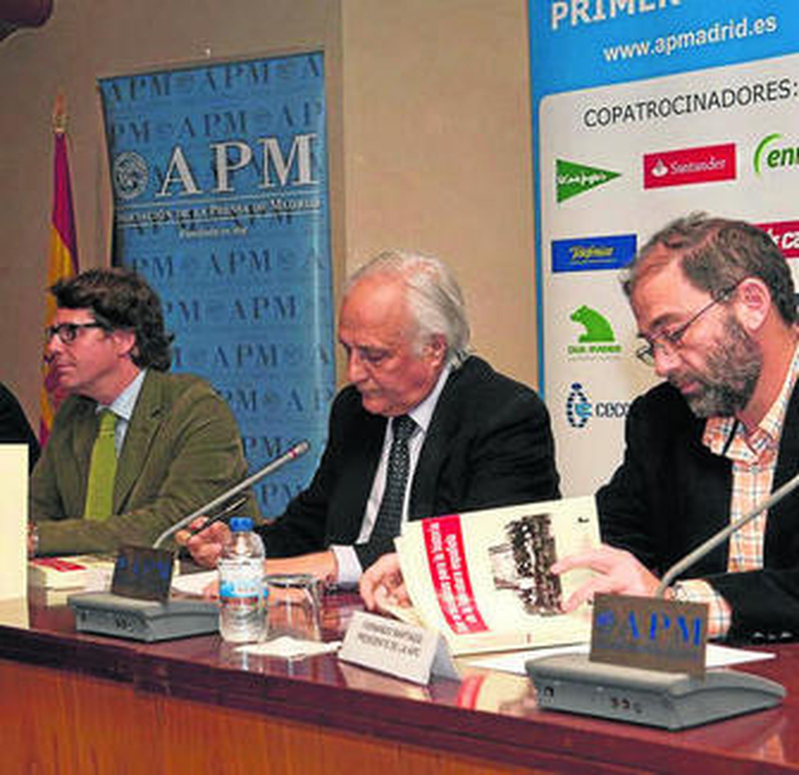 El autor, Teodoro León Gross (izq.), Raúl del Pozo y Fernando Santiago.