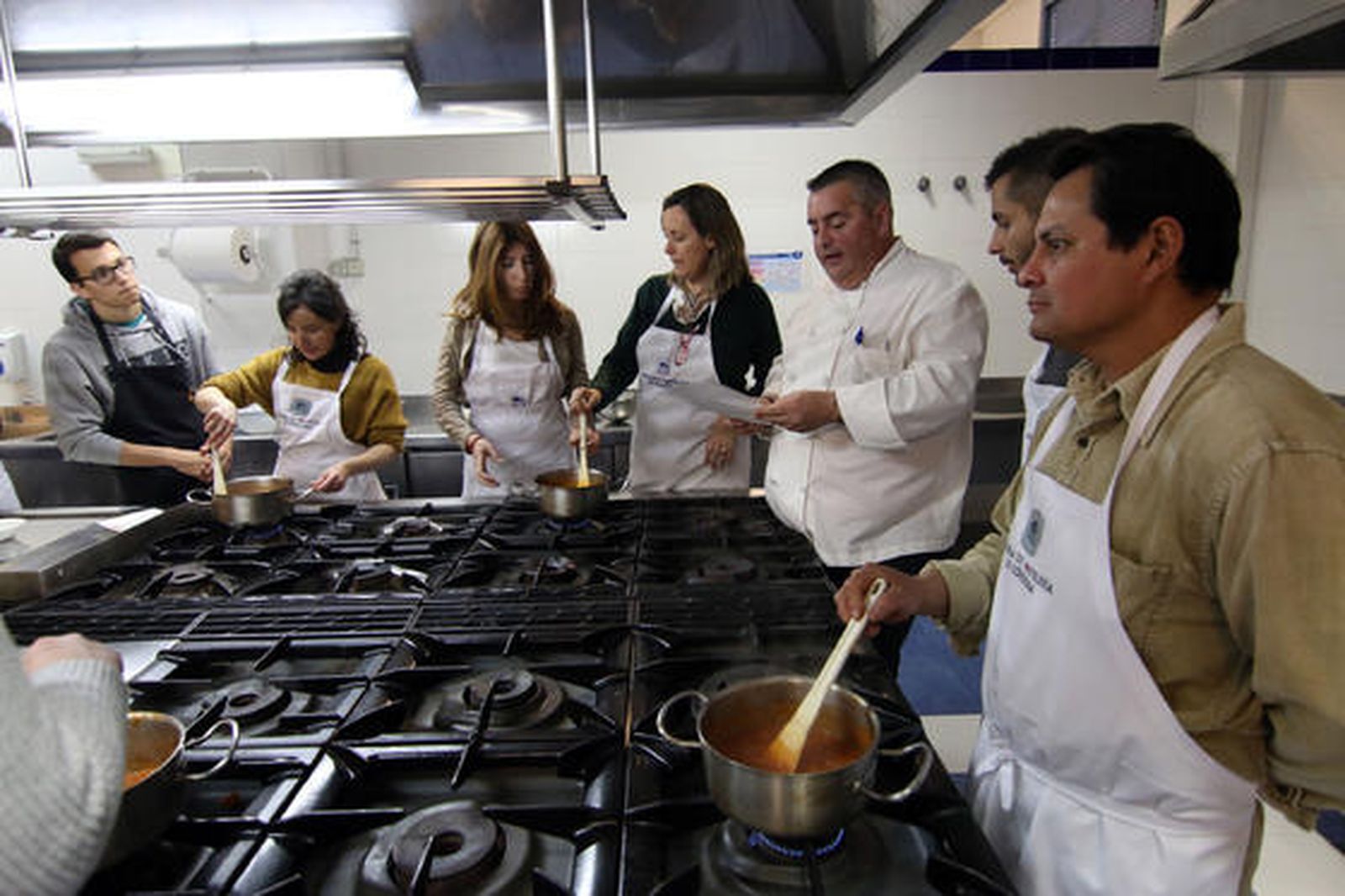 Cocina para novatos. La Escuela de Hostelería ha impartido el taller de cocina para principiantes, una pasión que va en auge.


Foto: Barrionuevo