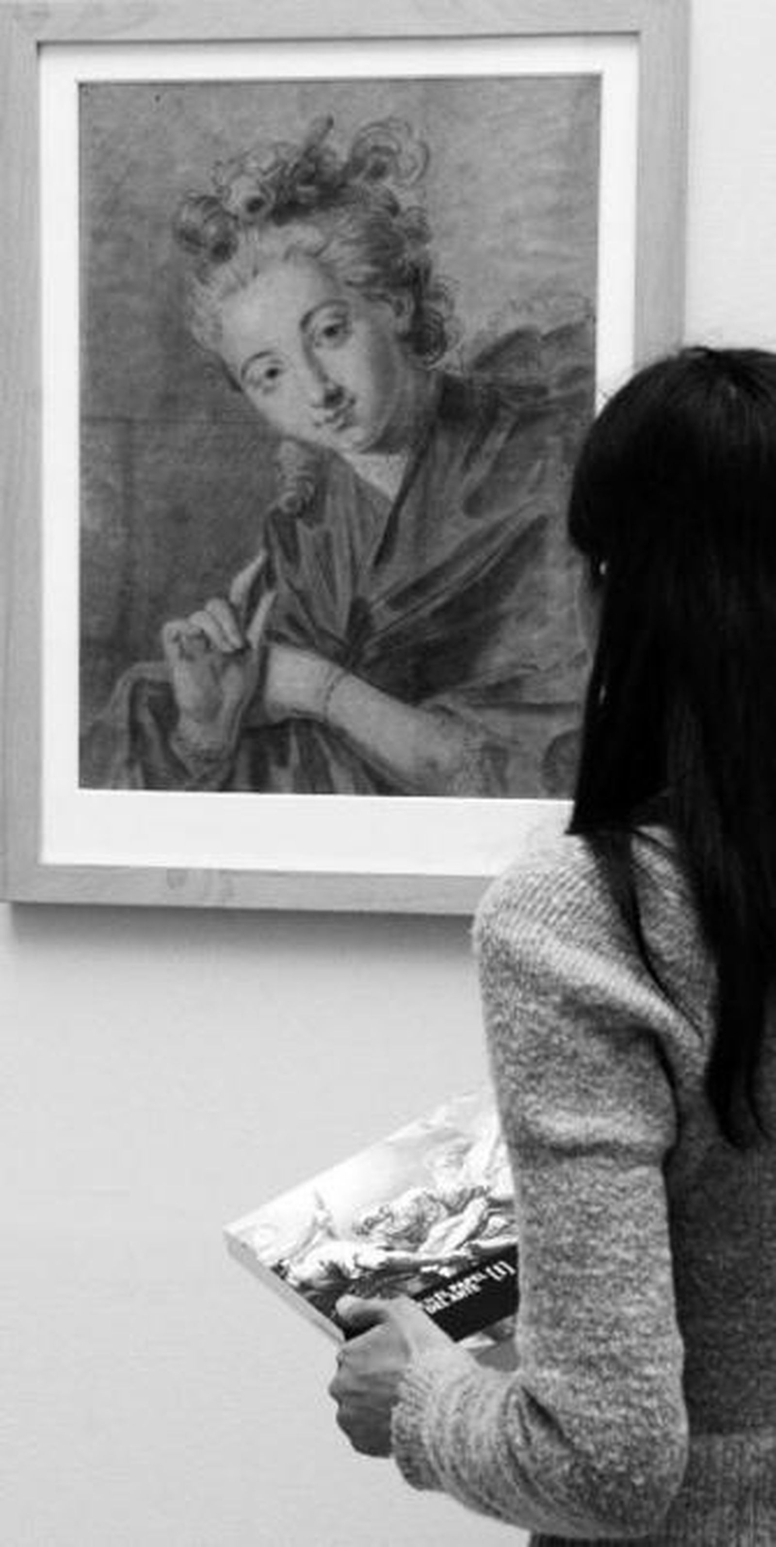 Una visitante contempla una de las obras de la exposición.