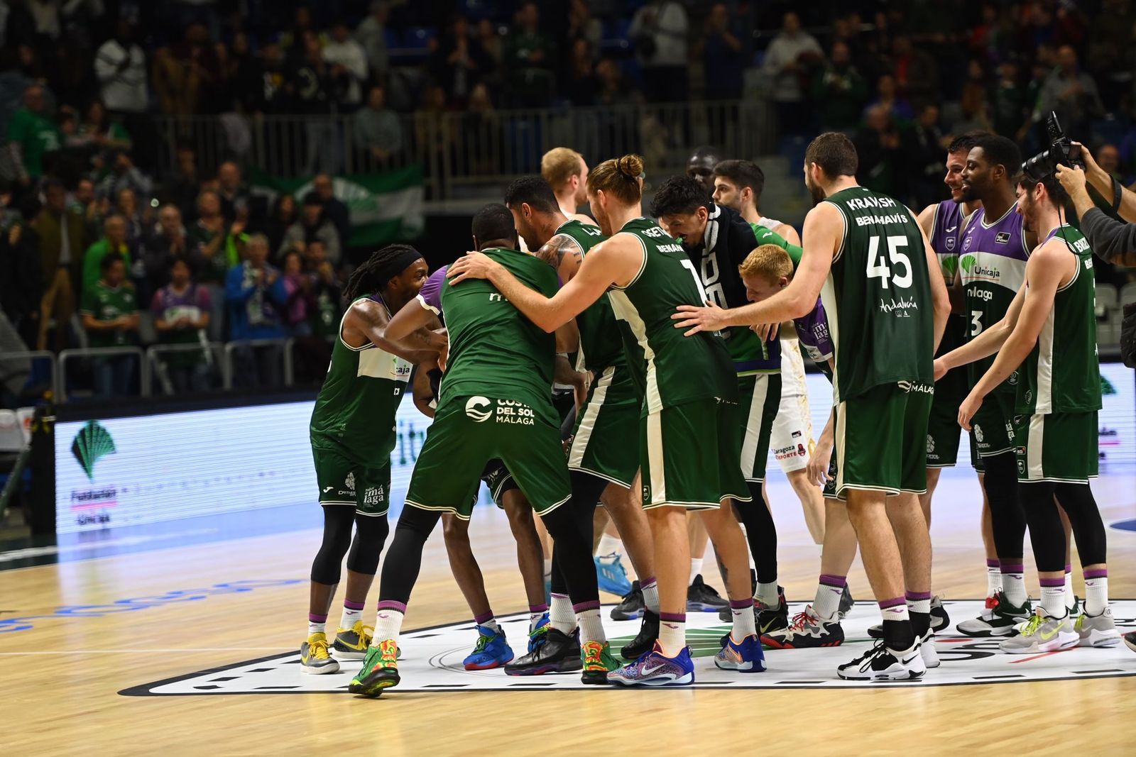 La plantilla del Unicaja bromea con Carter.