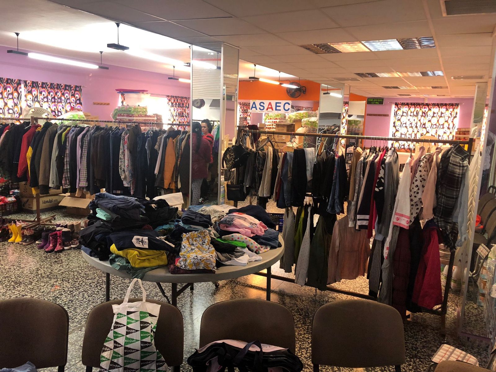 Ropa y calzado en el puesto solidario de ASAEC.