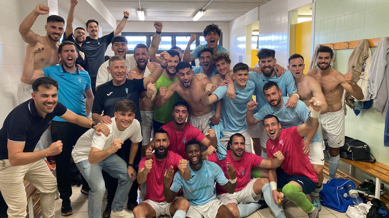 Los jugadores del conjunto celeste celebran en el vestuario su triunfo frente al Carboneras.