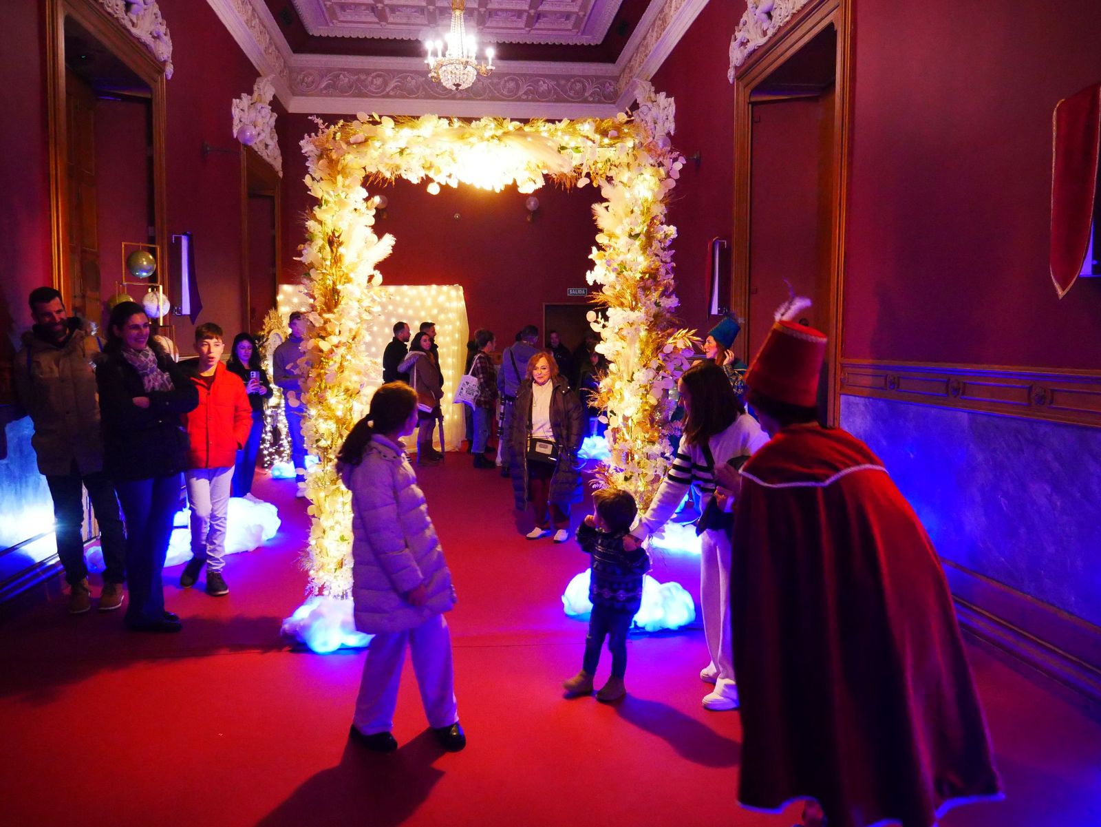 Un arco mágico se ilumina al pasar los niños que se han portado bien.