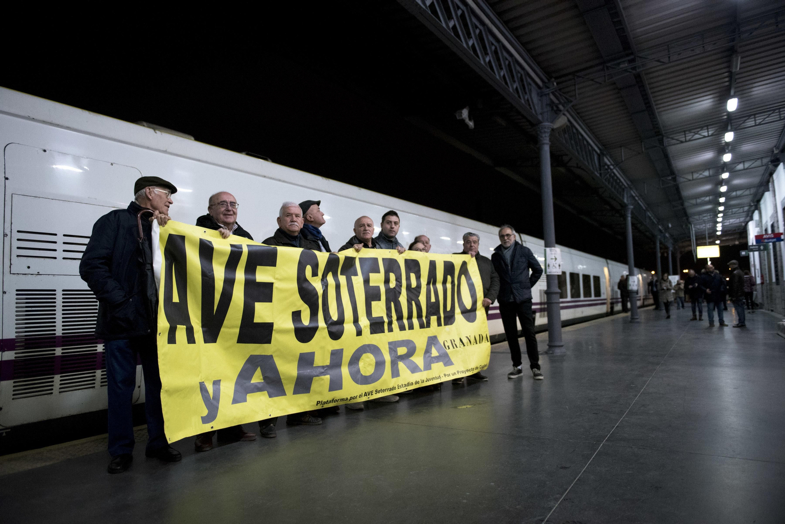 26 N: Primer tren de Granada a Madrid que pone fin a la desconexión