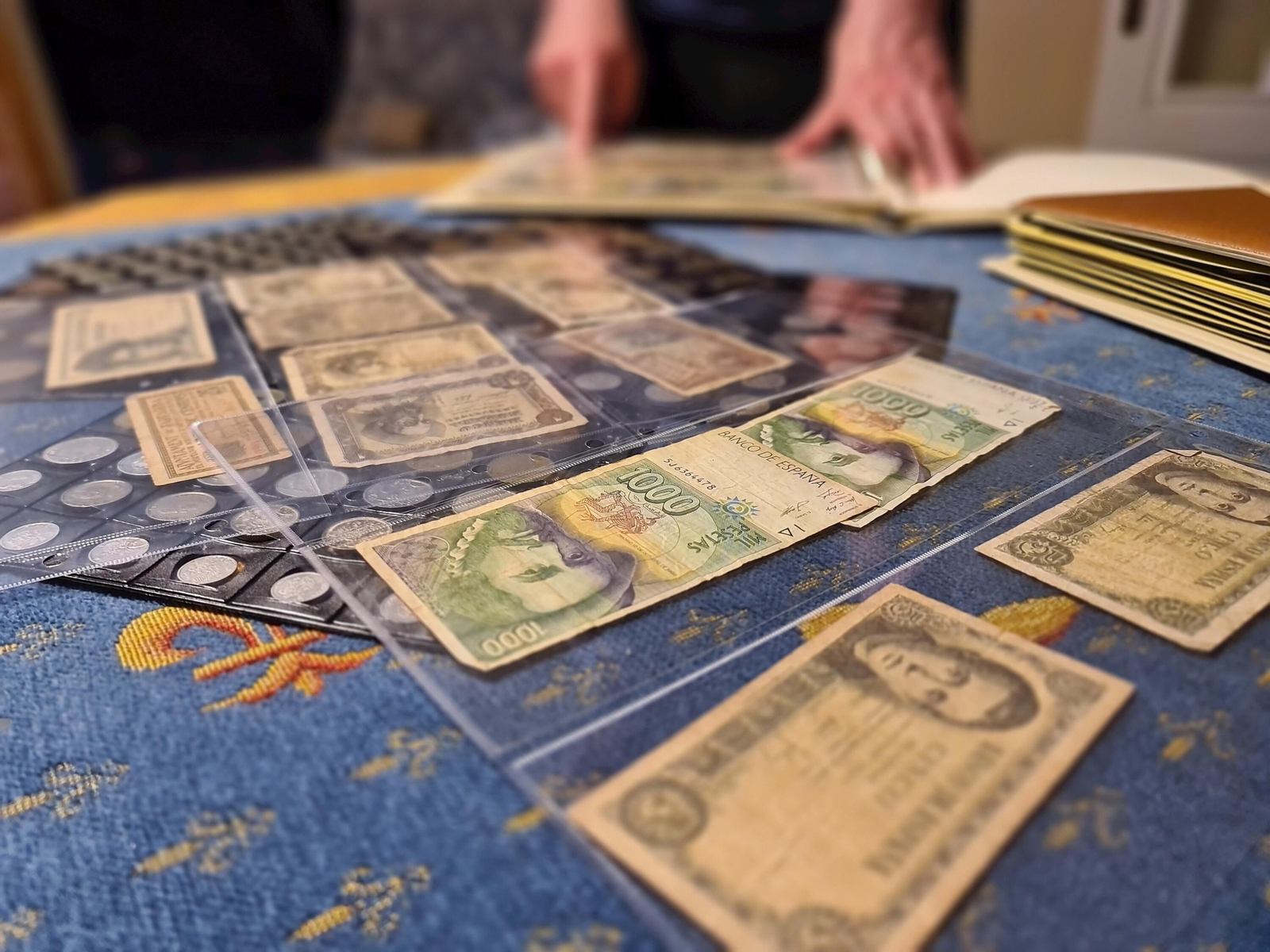 Billetes y monedas en pesetas.