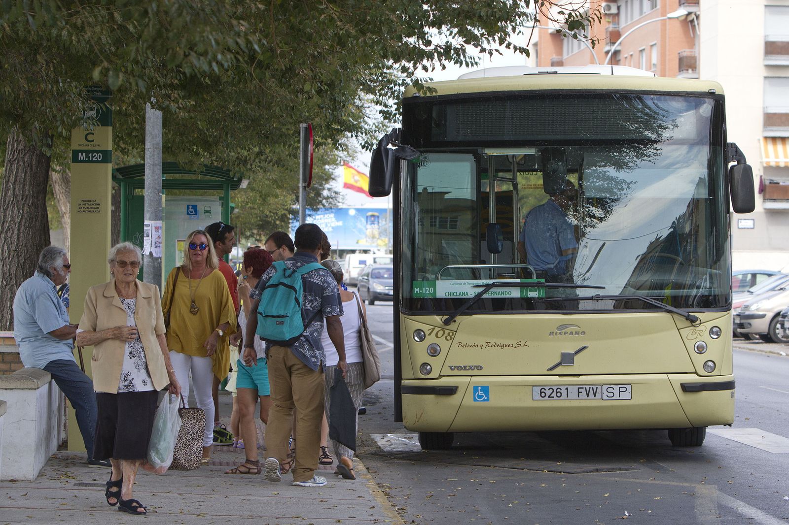 Apeadero de autobuses en Paciano del Barco.