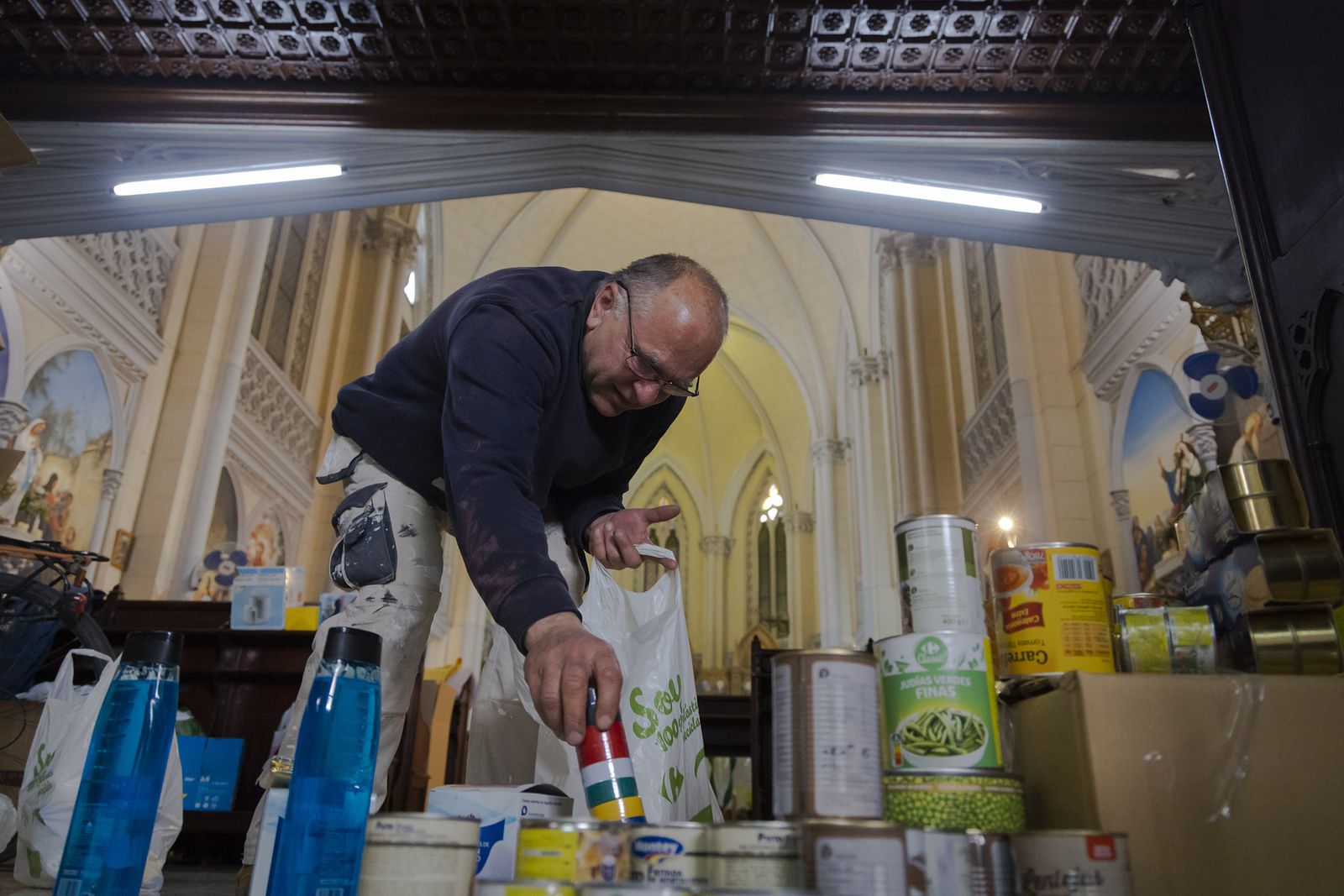 Un hombre prepara un envío de material humanitario en la Iglesia ucraniana de Sevilla, al principio de la guerra.