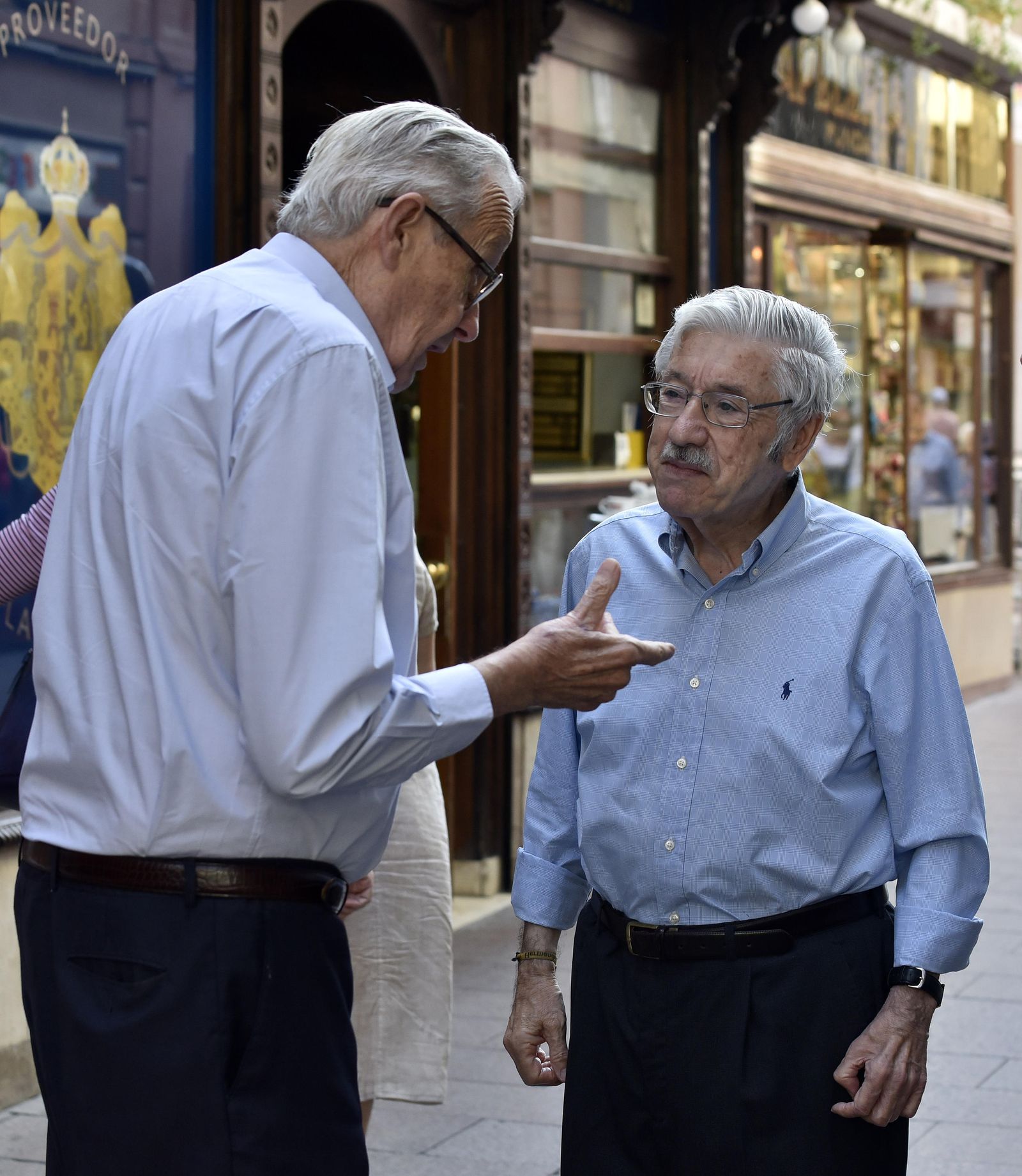 Jerry Johnson con Antonio Bustos en la calle Sierpes.