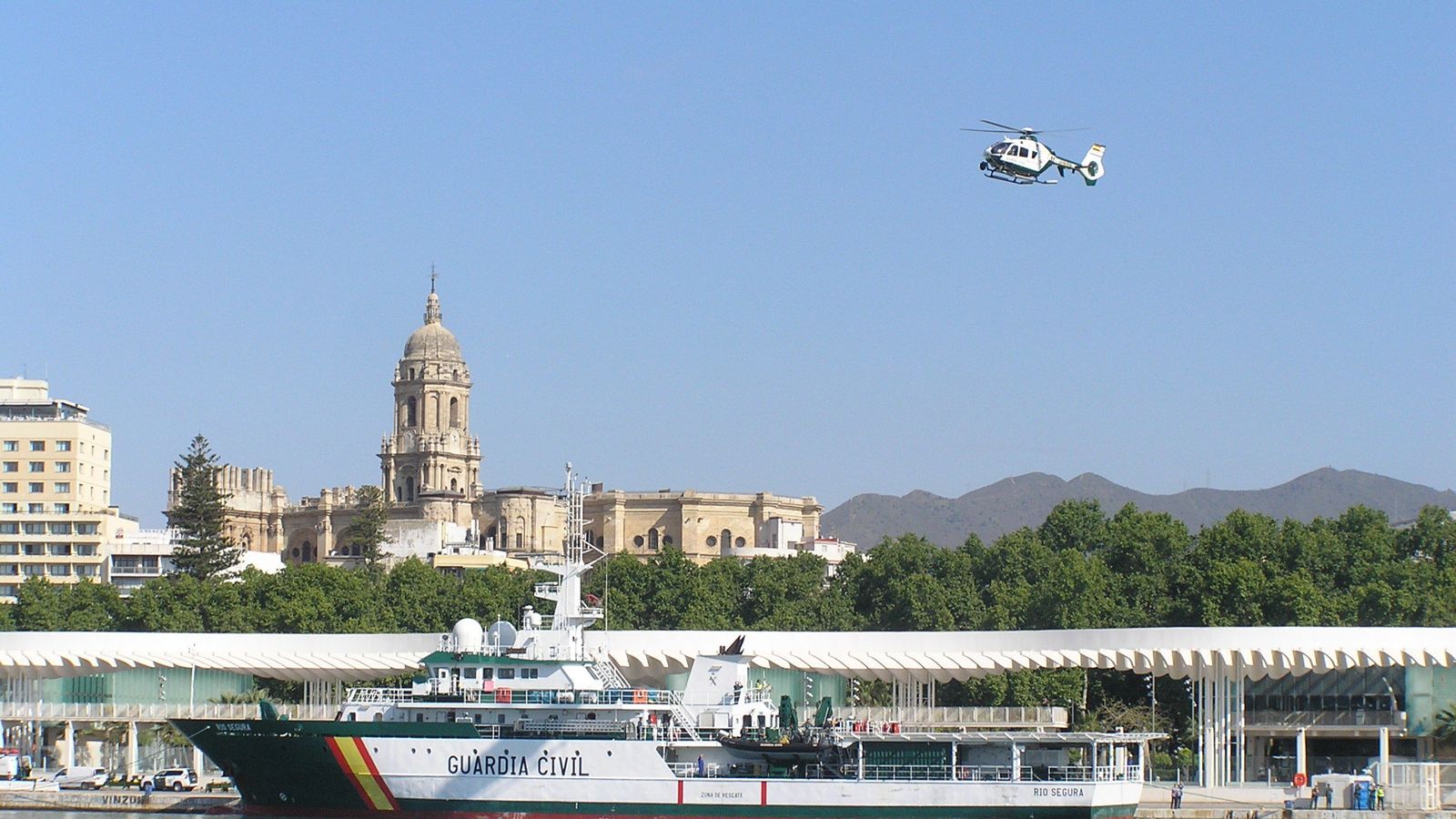 Simulacro de la Guardia Civil con el aterrizaje de un helicóptero en el 'Rio Segura'