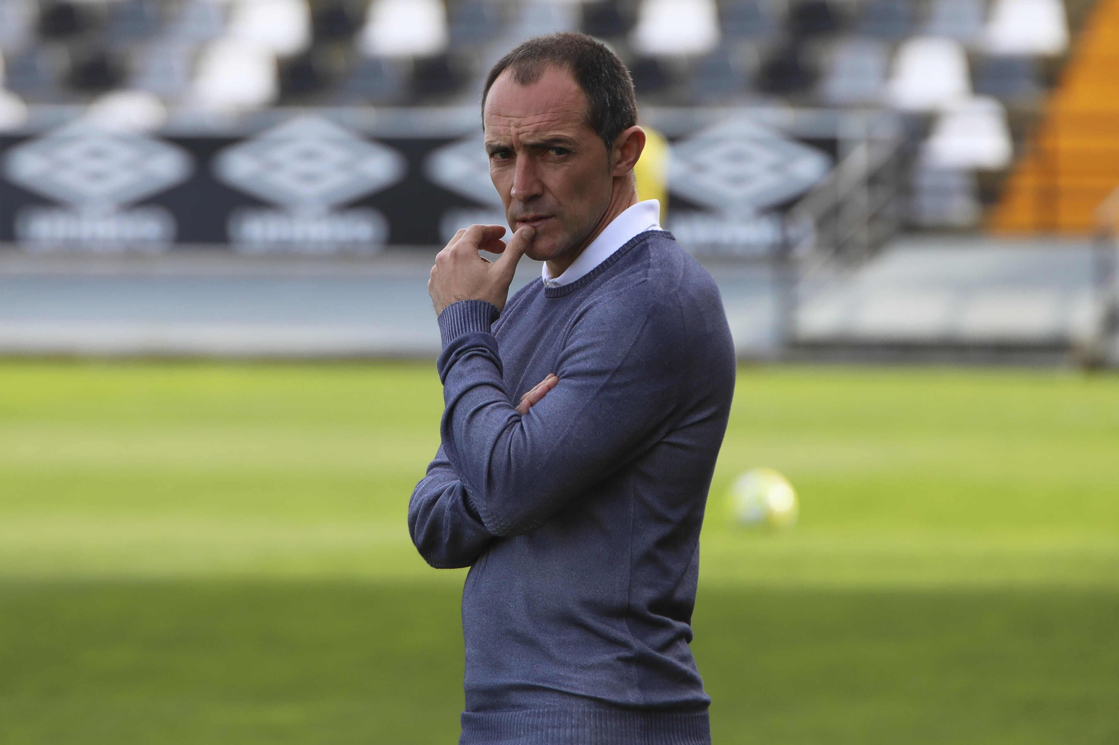 Pedro Munitis sigue un partido desde el área técnica del Nuevo Vivero.