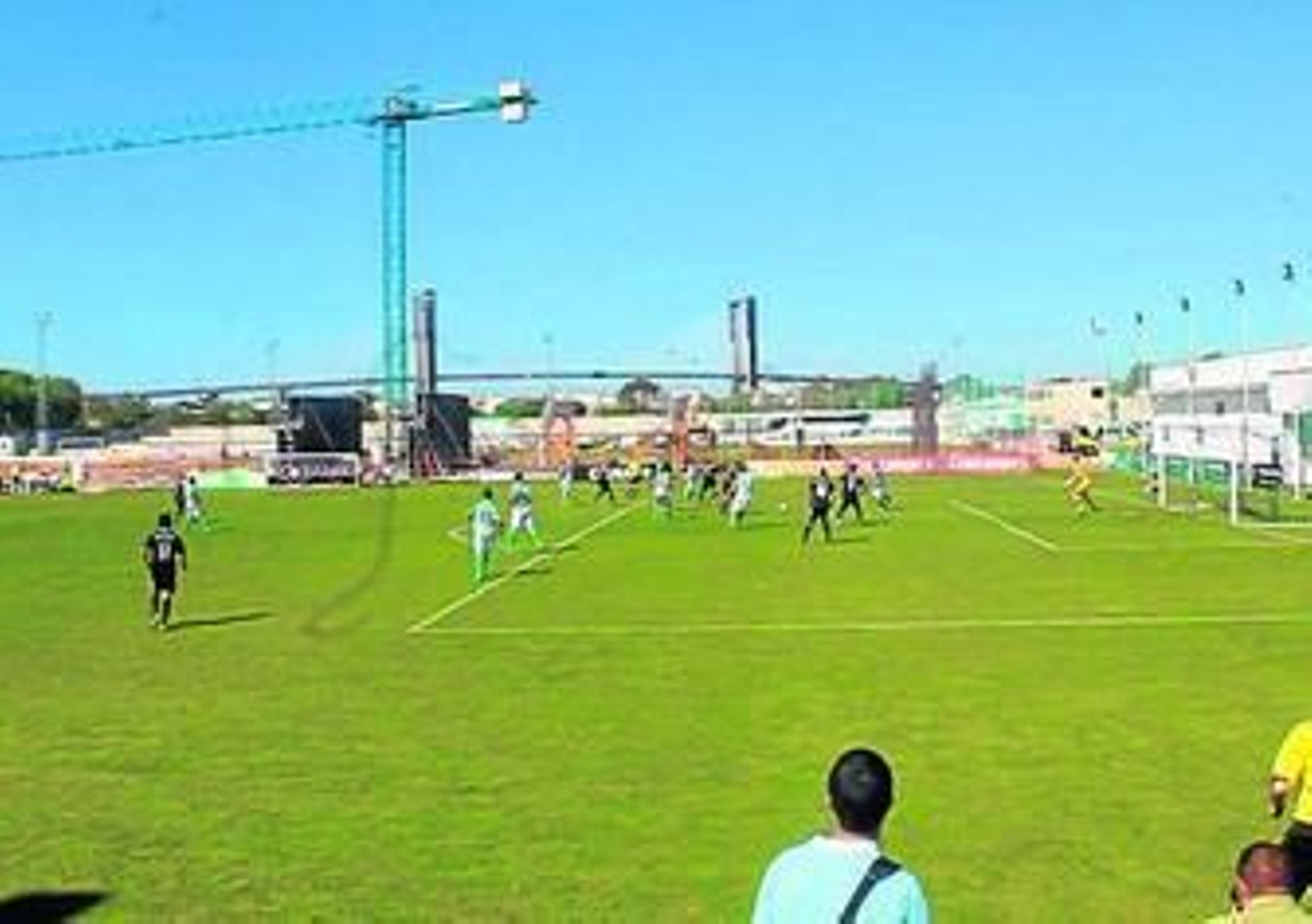 1. Imagen previa al segundo gol de la Balona el pasado domingo, con un defensor bético más cerca de su marco que David Hernández. 2. Esta acción fue invalidada en enero de 2012 por supuesto fuera de juego de Juampe Rico. 3. El granadino Óscar Cano, entrenador del Betis B.