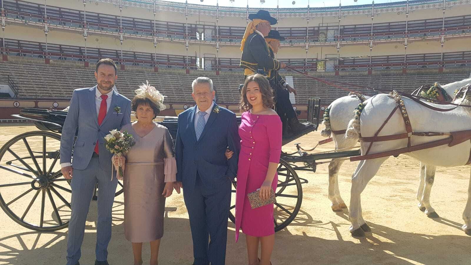 La llegada de la pareja y los padrinos de boda en coche de caballos a la Plaza de El Puerto.