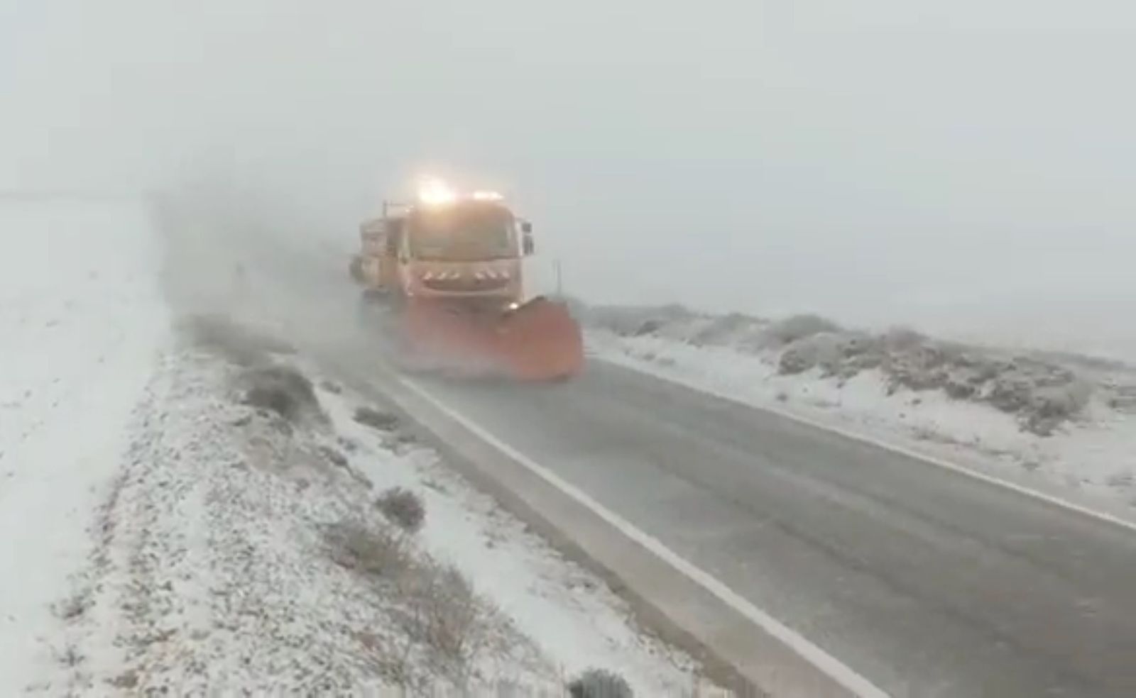 Máquinas de la Junta trabajando en María ayer para retirar la nieve de la calzada.