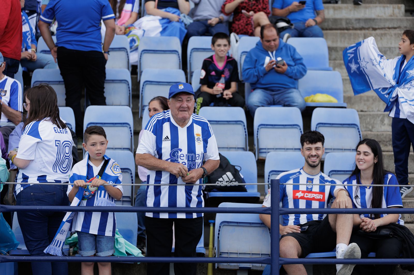 Las mejores imágenes de la afición del Recre en el partido contra la Segoviana
