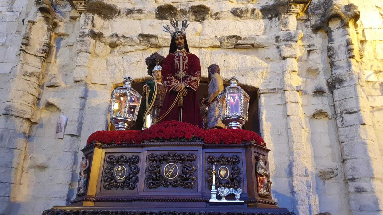Jueves Santo en Castro del Río: La procesión de la Santa Vera Cruz, en imágenes