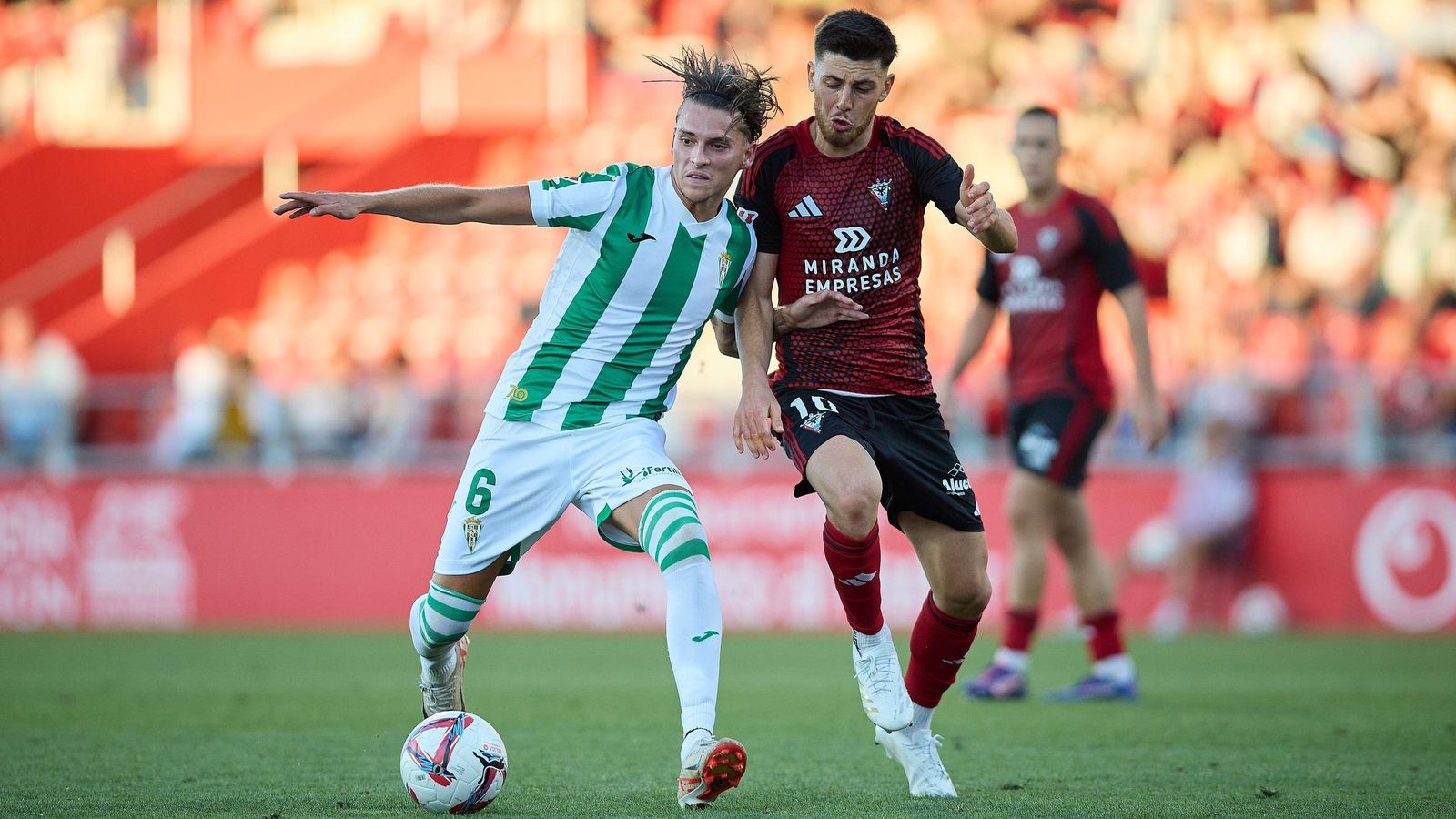 Álex Sala protege el balón ante Alberto Reina en el Mirandés - Córdoba CF de la primera vuelta de liga.