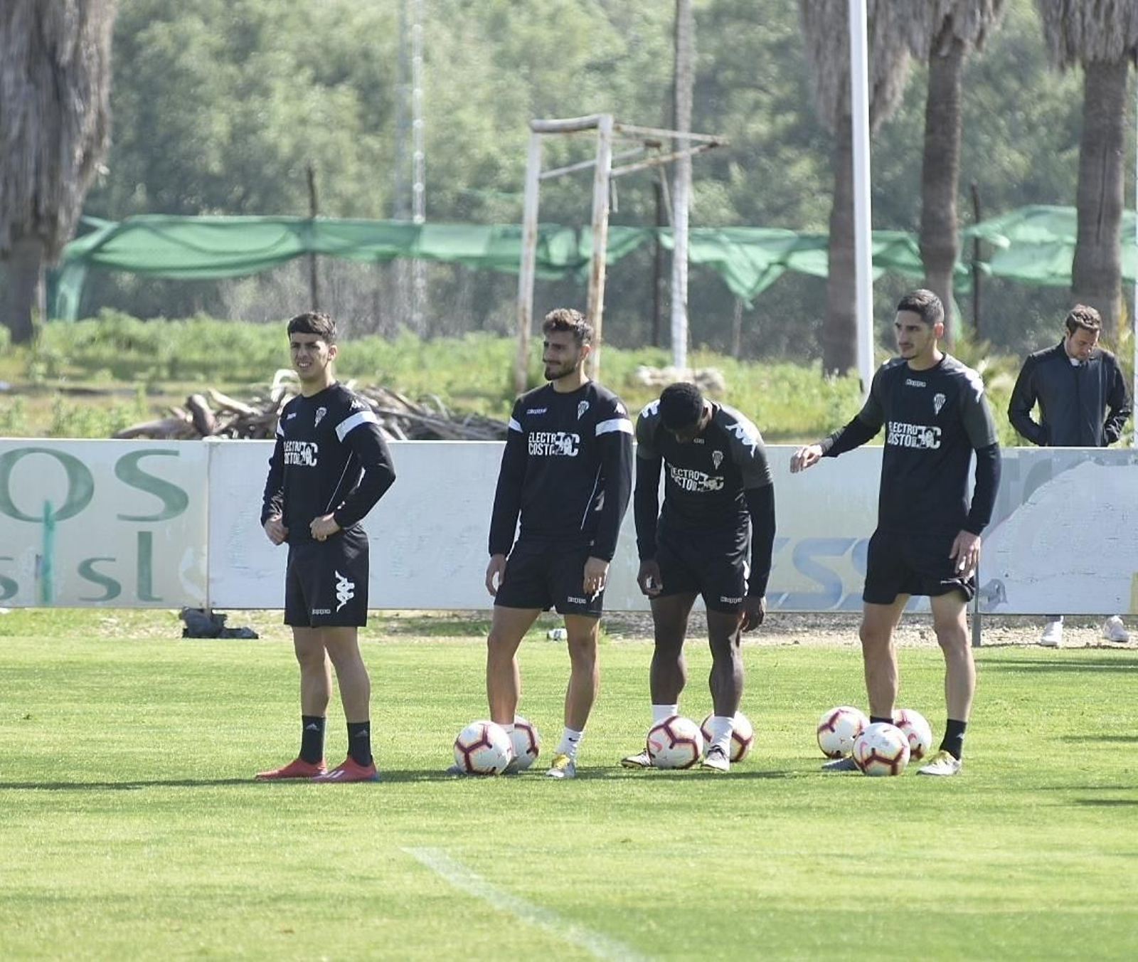 Bodiger, a la derecha, junto a Manzambi, Luis Muñoz y Aguado, en un entrenamiento.
