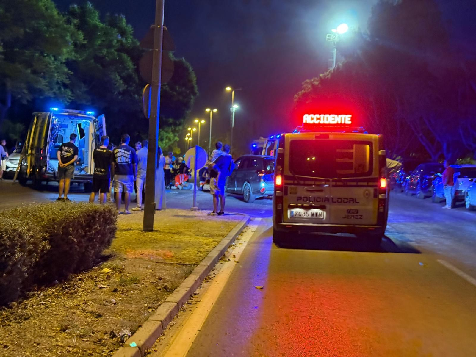 Sanitarios y Policía Local, en el accidente.