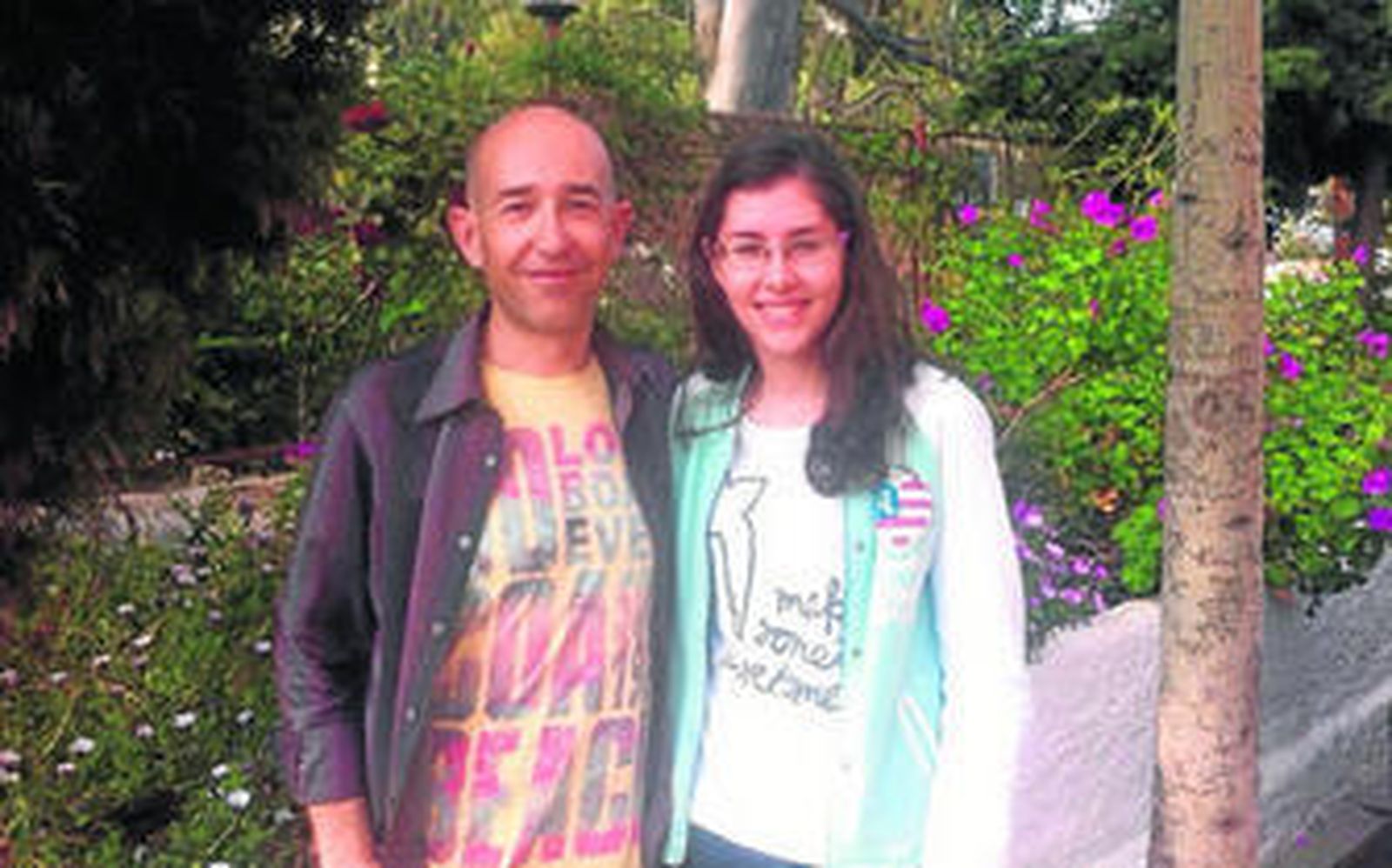 El profesor José Antonio Pérez Sequeiros y la alumna Cintia Torres, en los jardines del IES El Palo.