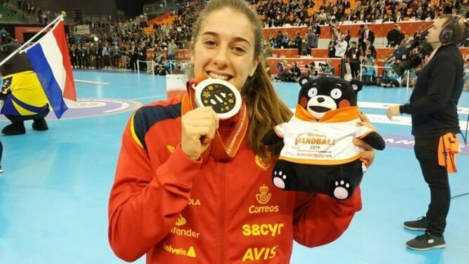 Jénnifer Gutiérrez muerde la medalla de plata conquistada en el Mundial de Japón
