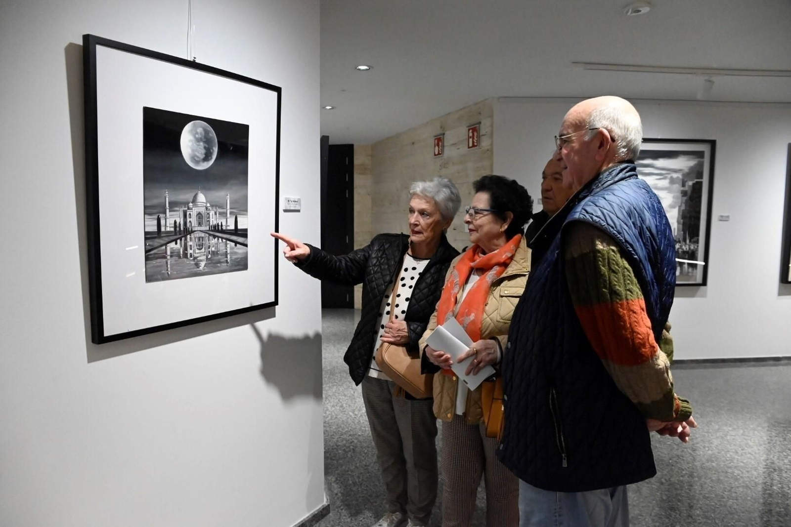 La exposición por los 40 años de trayectoria de José Domínguez en Cajasur, en imágenes