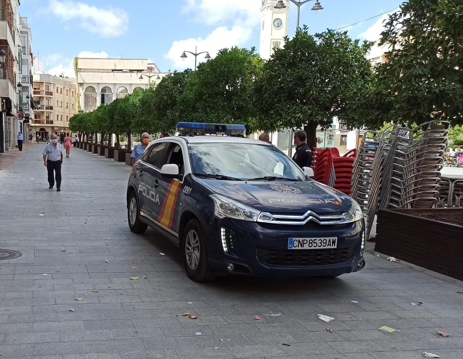 Un vehículo de la Policía Nacional en Lucena.