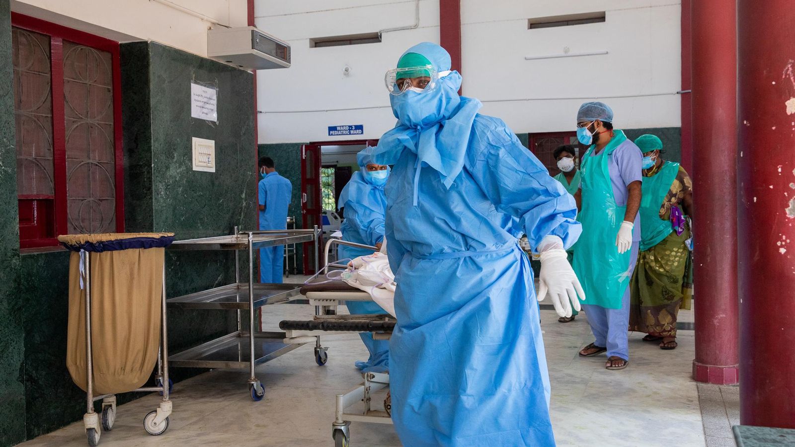 Ingreso de un paciente de covid en el Hospital de Bathalapalli.