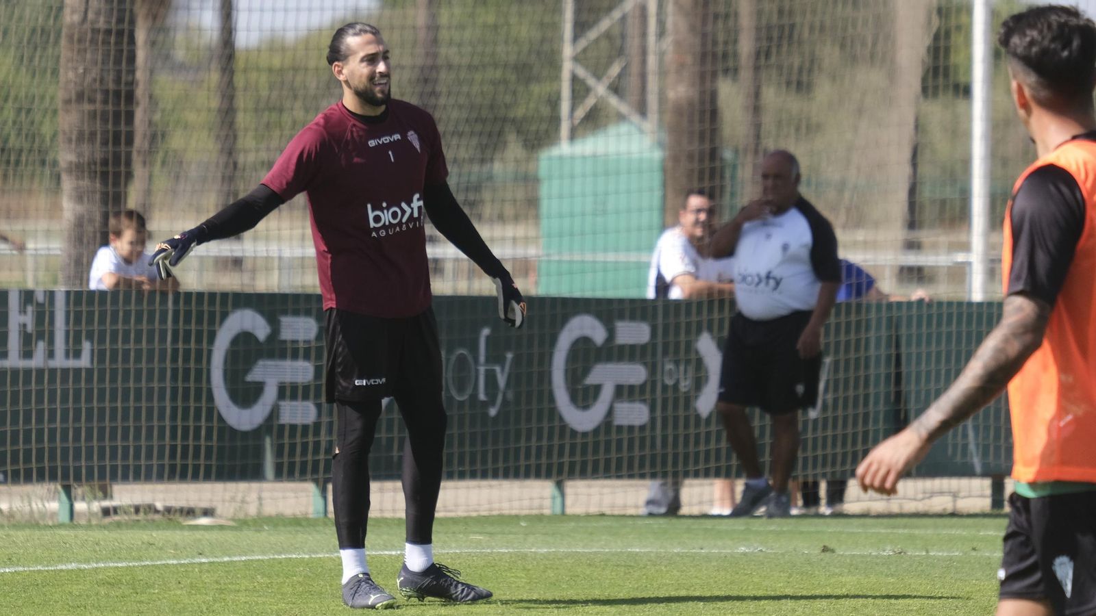 Lluis Tarrés, en un entrenamiento con el Córdoba CF durante la temporada 2023-24.
