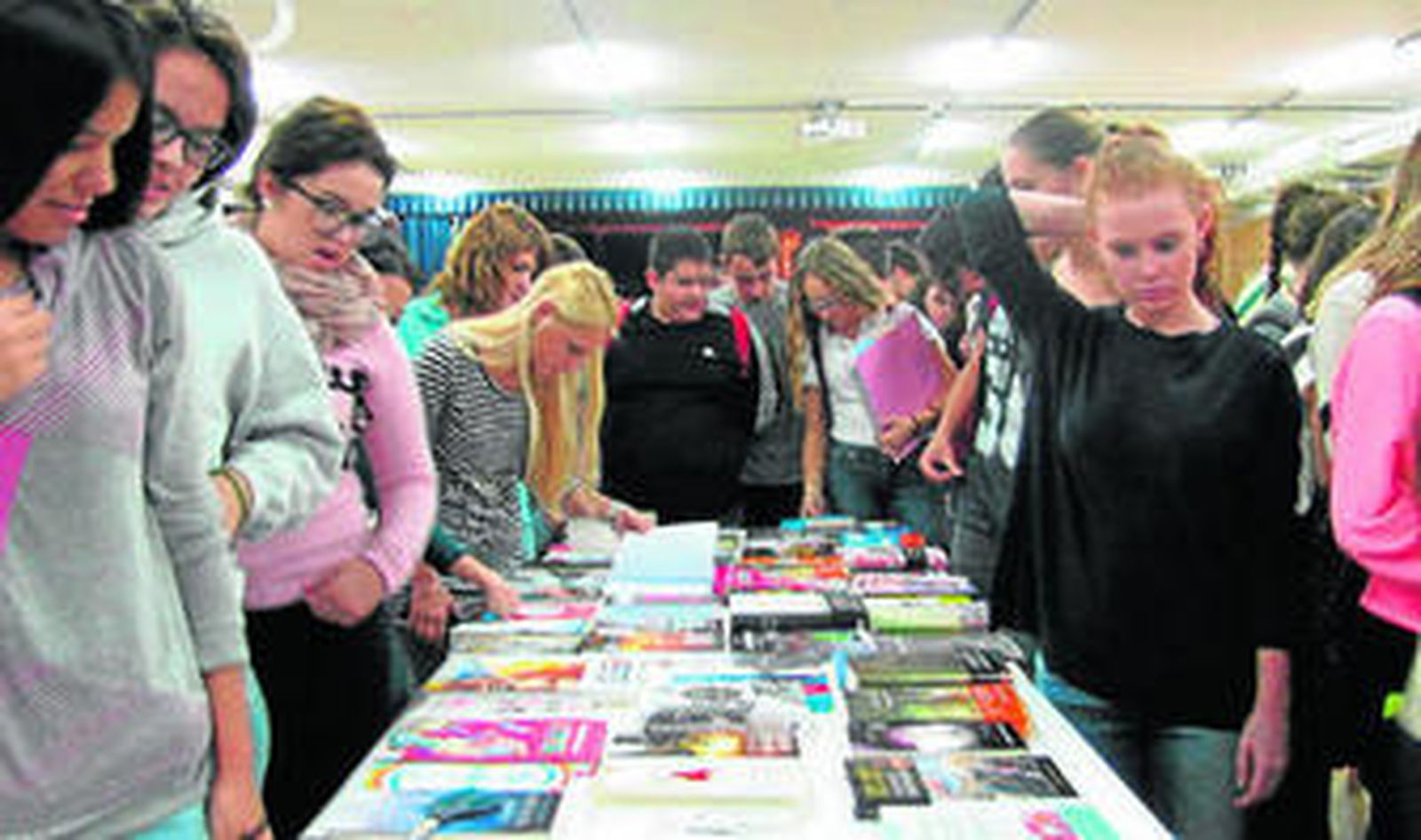 Asistentes a la feria del Libro.
